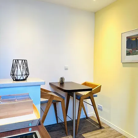 Kiefern Apartment- Parkplatz- Waschmaschine *